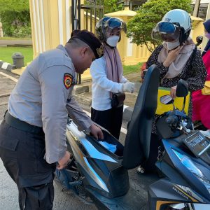 Jajaran Polres OKU Polda Sumatera Selatan memperketat penjagaan di pintu masuk markas polisi untuk mengantisipasi hal-hal yang tidak diinginkan. Foto dokumen Sie Humas Polres OKU.