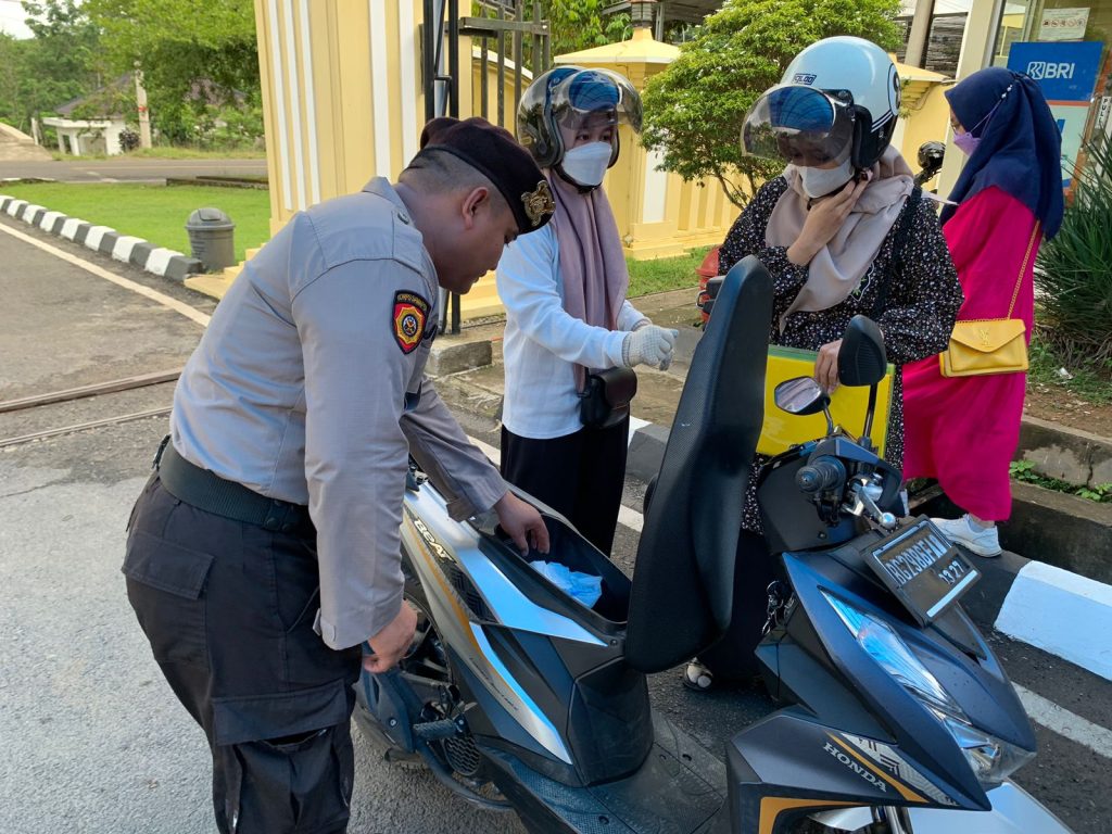 Jajaran Polres OKU Polda Sumatera Selatan memperketat penjagaan di pintu masuk markas polisi untuk mengantisipasi hal-hal yang tidak diinginkan. Foto dokumen Sie Humas Polres OKU.