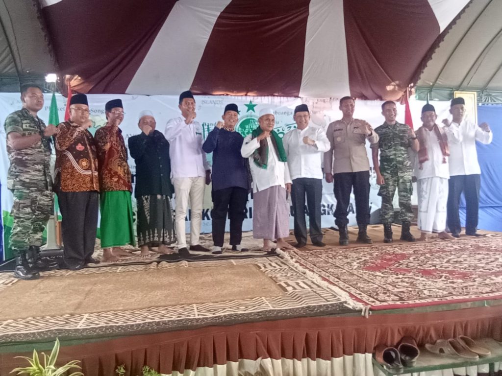 Pj Bupati OKU dan Kapolres OKU Polda Sumsel dan Forkopimda  foto bersama di di acara PD-PKPNU ( PD - Pendidikan Kader Penggerak Nahdlatul  Ulama ) PCNU Ogan Komering Ulu Jumat (2/12/2022). Foto Kanalberita.id / Apriansyah