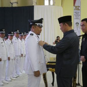 PJ. Bupati OKU H. Teddy Meilwansyah Melantik, Mengambil Sumpah dan Serah Terima Jabatan Kepala Desa Kabupaten OKU Bertempat di Gedung Kesenian Baturaja, Jum'at (16/12/2022). Foto Kanalberita.id / Apriansyah