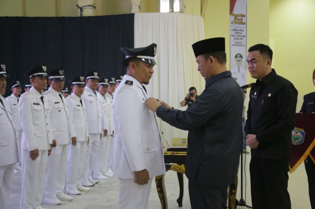 PJ. Bupati OKU H. Teddy Meilwansyah Melantik, Mengambil Sumpah dan Serah Terima Jabatan Kepala Desa Kabupaten OKU Bertempat di Gedung Kesenian Baturaja, Jum'at (16/12/2022). Foto Kanalberita.id / Apriansyah