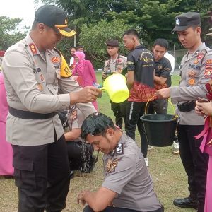 Kapolres OKU AKBP Danu Agus Purnomo SIK MH melantik 32 personil Polres OKU yang mendapat kenaikan pangkat. Foto Kanalberita.id / Apriansyah