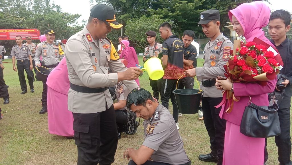 Kapolres OKU AKBP Danu Agus Purnomo SIK MH melantik 32 personil Polres OKU yang mendapat kenaikan pangkat. Foto Kanalberita.id / Apriansyah