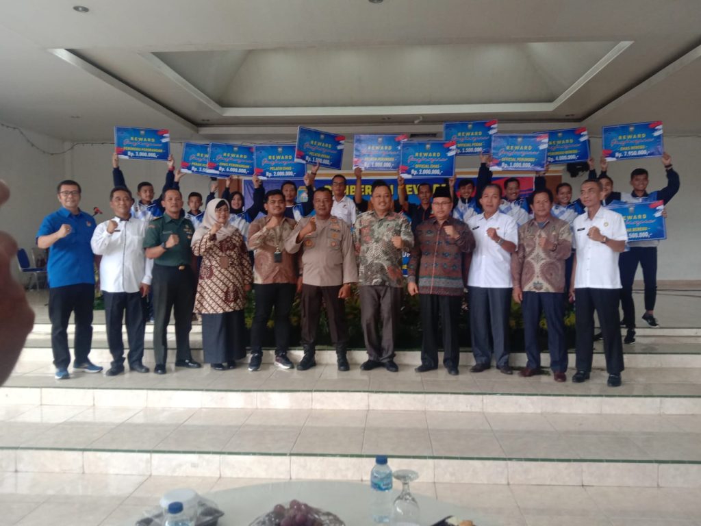 Pemerinta Kabupaten Ogan Komering Ulu membagikan bonus /reward kepada atlet berprestasi yang sudah mengharumkan nama Kabupaten Ogan Komering Ulu Pada Pekan Olahraga Provinsi tahun 2021. Foto Kanalberita.id / Apriansyah