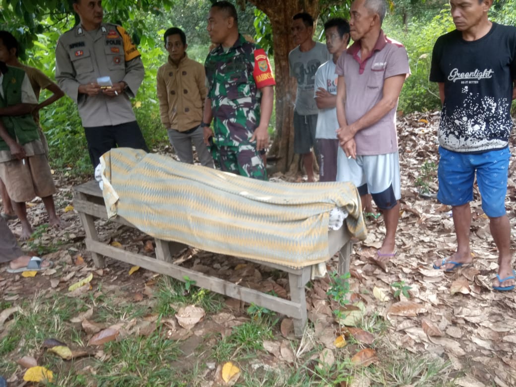 Suasana di lokasi tempat ditemukannya Rukai (74), warga Dusun I Desa Ulak Lebar, Kecamatan Ulu Ogan, Kabupaten OKU yang tewas terseret air Sungai Ogan. Rabu (14/12/2022) . foto dokumen polisi