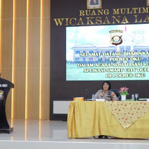 Waka Polres OKU Polda Sumsel Kompol Farida Aprillah SH bersama Kasat Lantas AKP Dwi Karti Astuti SH melaksanakan sosialisasi e-TLE di Gedung Multimedia Wicaksana Laghawa Polres OKU. Foto dokumen Humas Polres OKU