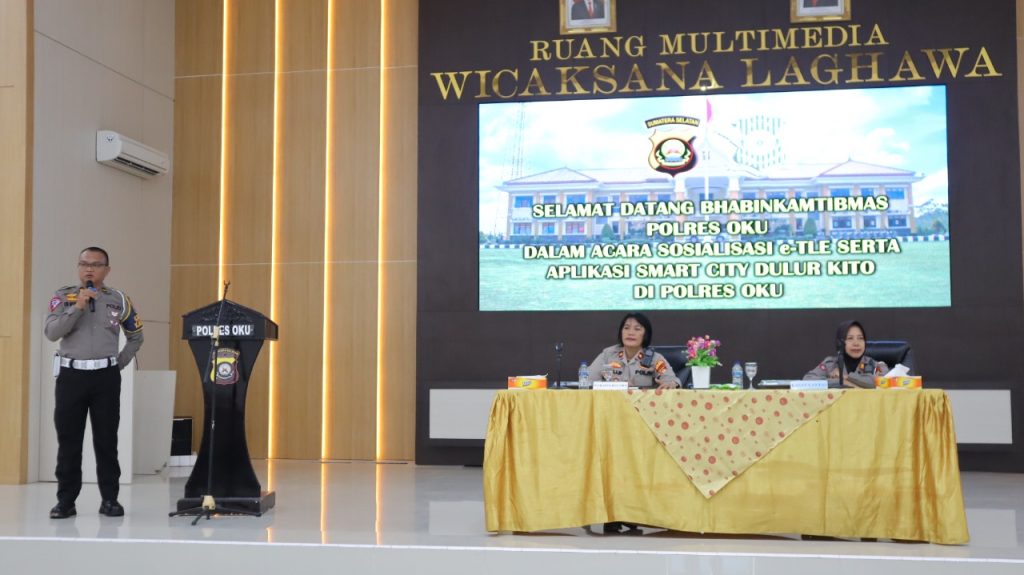 Waka Polres OKU Polda Sumsel Kompol Farida Aprillah SH bersama Kasat Lantas AKP Dwi Karti Astuti SH melaksanakan sosialisasi e-TLE di Gedung Multimedia Wicaksana Laghawa Polres OKU. Foto dokumen Humas Polres OKU