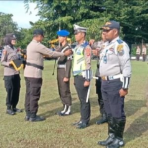 Kapolres OKU AKBP Danu Agus Purnomo SIK MH memasangkan tanda peserta operasi kepada perwakilan instansi yang terlibat Operasi Lilin 2022. Foto Kanalberita.id / Apriansyah