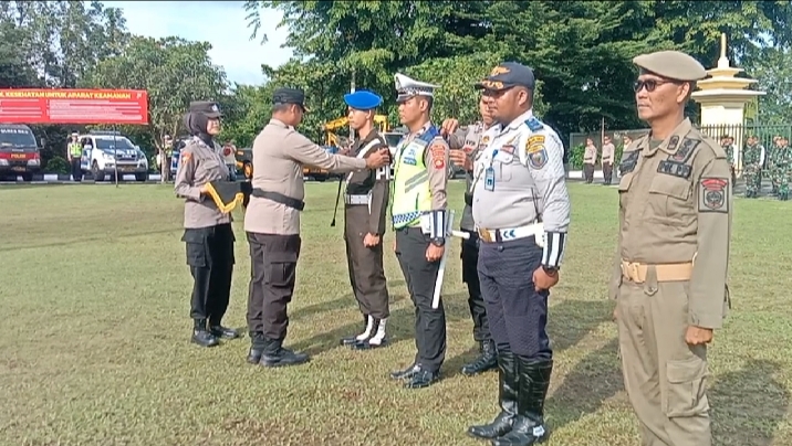 Kapolres OKU AKBP Danu Agus Purnomo SIK MH memasangkan tanda peserta operasi kepada perwakilan instansi yang terlibat Operasi Lilin 2022. Foto Kanalberita.id / Apriansyah