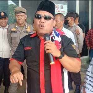 Puluhan RT di OKU melakukan aksi demo untuk mendesak agar gaji seluruh RT di Kabupaten OKU dinaikan. Foto Kanalberita.id / Apriansyah