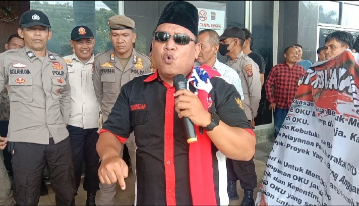 Puluhan RT di OKU melakukan aksi demo untuk mendesak agar gaji seluruh RT di Kabupaten OKU dinaikan. Foto Kanalberita.id / Apriansyah