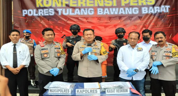 Konferensi Pers Polres Tulangbawang Barat Ungkap kasus Penembakan Warga SH Terate,Minggu (01/01/2023). Foto: Humas SH Terate