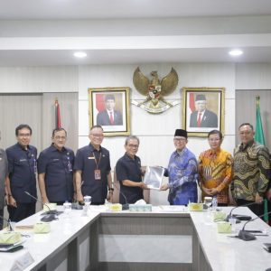 Pj Bupati OKU H Teddy Meilwansyah SSTP MM MPd paparan Program Pembangunan Kawasan Pedesaan Agrowisata Ulu Ogan Berbasis Masyarakat di Ruang Rapat Bina Praja Kantor Gubernur Sumsel, Kamis (12/01/2023). Foto dokumen Humas OKU