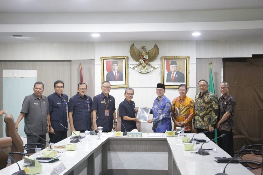 Pj Bupati OKU H Teddy Meilwansyah SSTP MM MPd paparan Program Pembangunan Kawasan Pedesaan Agrowisata Ulu Ogan Berbasis Masyarakat di Ruang Rapat Bina Praja Kantor Gubernur Sumsel, Kamis (12/01/2023). Foto dokumen Humas OKU