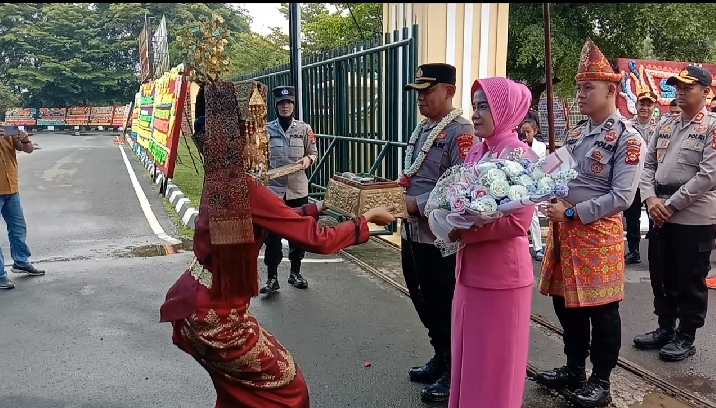 Kapolres OKU Polda Sumsel  AKBP  Arif  Harsono SIK MH dan Ny Indi Arif disambut dengan tari Sambut Sekapur Sirih di pintu gerbang Mapolres OKU Kamis, (19/1/2023). Kanalberita.id / Apriansyah