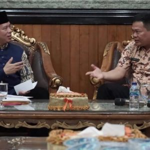 PJ Bupati OKU H Teddy Meilwansyah SSTP MM MPd menerima kunjungan Korwil BNN OKU Raya AKBP Efriyanto Tambunan di Rumah Dinas Bupati OKU. Foto dokumen Humas Pemkab OKU