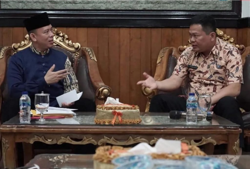 PJ Bupati OKU H Teddy Meilwansyah SSTP MM MPd menerima kunjungan Korwil BNN OKU Raya AKBP Efriyanto Tambunan di Rumah Dinas Bupati OKU. Foto dokumen Humas Pemkab OKU