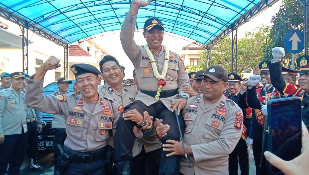 AKBP Danu Agus Purnomo SIK MH digotong oleh personil Polres OKU menuju mobil di acara pelepasan  menuju tempat tugas baru.  Foto Kanalberita.id / Apriansyah