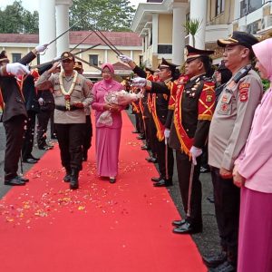 AKBP Danu Agus Purnomo SIK MH dan Ketua Bhayangkari Cabang Ogan Musi Rawas Ny Anggita Iriani Danu saat dilepas dari Mapolres OKU menuju tempat tugas baru. Foto Kanalberita.id / Apriansyah