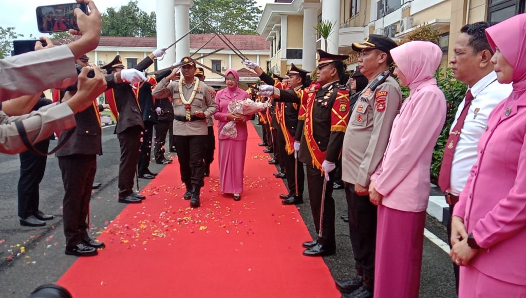 AKBP Danu Agus Purnomo SIK MH dan Ketua Bhayangkari Cabang Ogan Musi Rawas Ny Anggita Iriani Danu saat dilepas dari Mapolres OKU menuju tempat tugas baru. Foto Kanalberita.id / Apriansyah