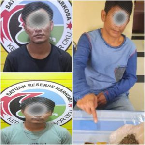 Tiga tersangka pengedar narkotika, Hendri Budianto, Doni dan Jeffri Alexander saat diamankan di Mapolres OKU. Foto dokumen humas Polres OKU.