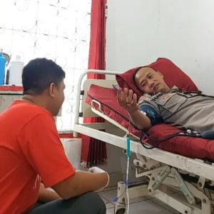 Aipda Hadi Suhendra, SE, MM donorkan darah kepada Ny Rizky Cahya Amellin yang menjalani operasi cesar saat proses persalinan bayi kembar. Foto dokumen Aipda Hadi Suhendara