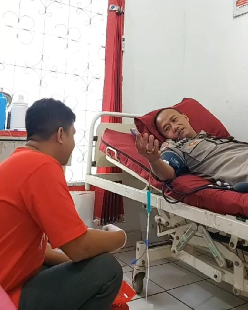 Aipda Hadi Suhendra, SE, MM donorkan darah kepada Ny Rizky Cahya Amellin yang menjalani operasi cesar saat proses persalinan bayi kembar. Foto dokumen Aipda Hadi Suhendara