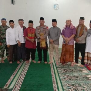 Kapolres OKU Polda Sumsel AKBP Arif Harsono SIK MH saat melakukan kegiatan Jum’at Curhat di Masjid Yaasiin Desa Tanjungbaru, Kecamatan Baturaja Timur OKU Jumat (20/1/2023). Foto Kanalberita.id / Apriansyah