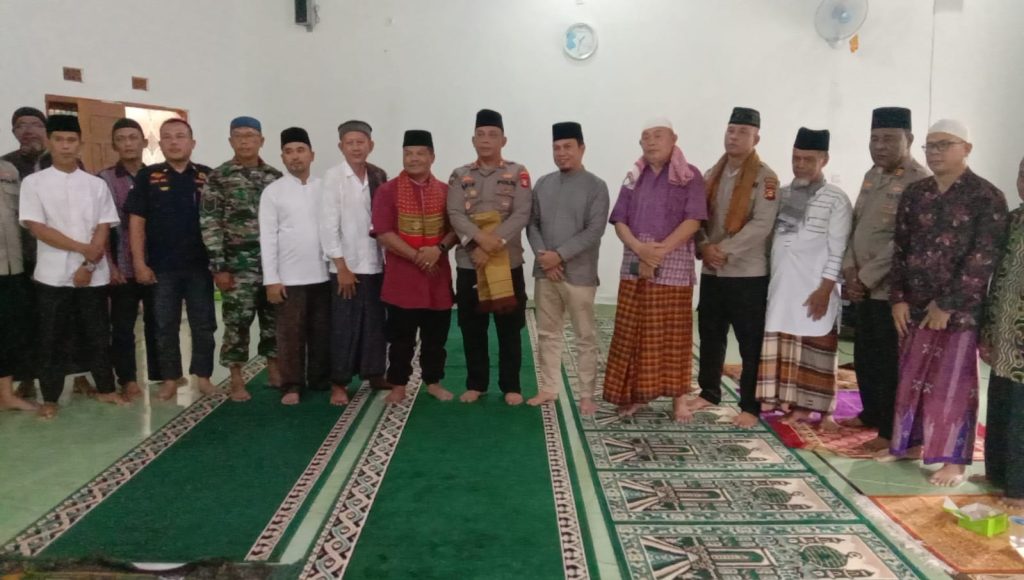 Kapolres OKU Polda Sumsel AKBP Arif Harsono SIK MH  saat melakukan kegiatan Jum’at Curhat di Masjid Yaasiin Desa Tanjungbaru, Kecamatan  Baturaja Timur  OKU Jumat (20/1/2023). Foto Kanalberita.id / Apriansyah