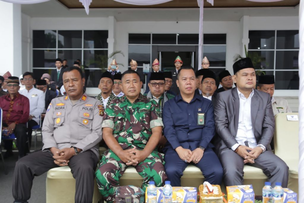 Hadir juga Sekda, Danramil Kota, Kasat Binmas, DPRD OKU, Ketua Pengadilan Negeri Baturaja, Ketua Pengadilan Agama Baturaja, Kakan Kemenag, Sekban Kesbangpol, Asisten, BUMN, BUMD, Kepala OPD, Kabag, Ketua DWP OKU, dan peserta upacara lainnya. (Foto: Humas OKU)