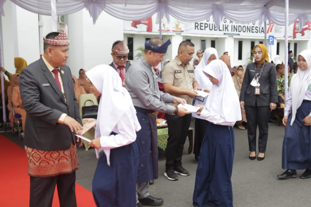 Penyerahan santunan diberikan kepada siswa di halaman Kantor Pemkab OKU, Selasa (3/1/2023).