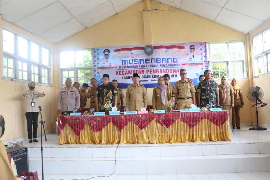 Penjabat Bupati OKU H. Teddy Meilwansyah SSTP MM MPd hadir langsung pada Musyawarah Perencanaan Pembangunan (Musrenbang) Kecamatan Pengandonan, Selasa (24/1/2023). Foto Dokumen Humas OKU