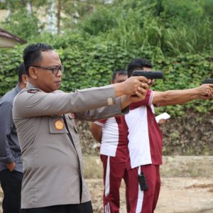 Kegiatan latihan menembak dipimpin langsung oleh Kapolres OKU AKBP Arif Harsono, SIK, MH, yang dilaksankan di lapangan Tembak Polres OKU, Selasa (31/01/2023).