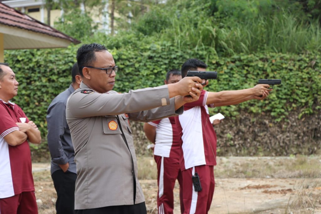 Kegiatan latihan menembak dipimpin langsung oleh Kapolres OKU AKBP Arif Harsono, SIK, MH, yang dilaksankan di lapangan Tembak Polres OKU, Selasa (31/01/2023).