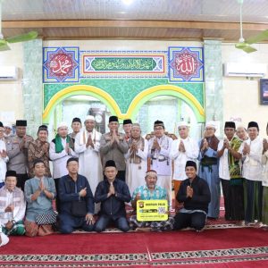 Kapolres OKU Polda Sumsel AKBP Arif Harsono SIK MH melaksanakan Jum’at Curhat di Masjid Ar-Ruhamma Kelurahan Air Gading Kecamatan Baturaja Barat Kabupaten OKU. Foto dokumen Humas Polres