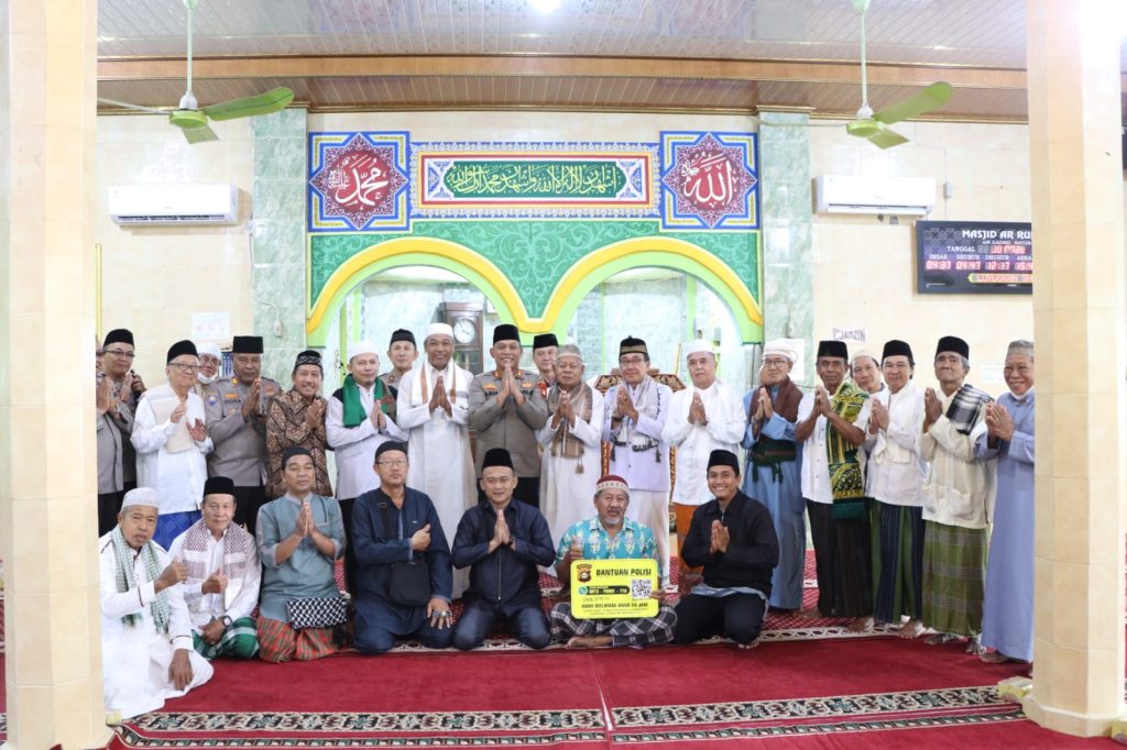 Kapolres OKU Polda Sumsel AKBP Arif Harsono SIK MH melaksanakan Jum’at Curhat di Masjid Ar-Ruhamma Kelurahan Air Gading Kecamatan Baturaja Barat Kabupaten OKU. Foto dokumen Humas Polres