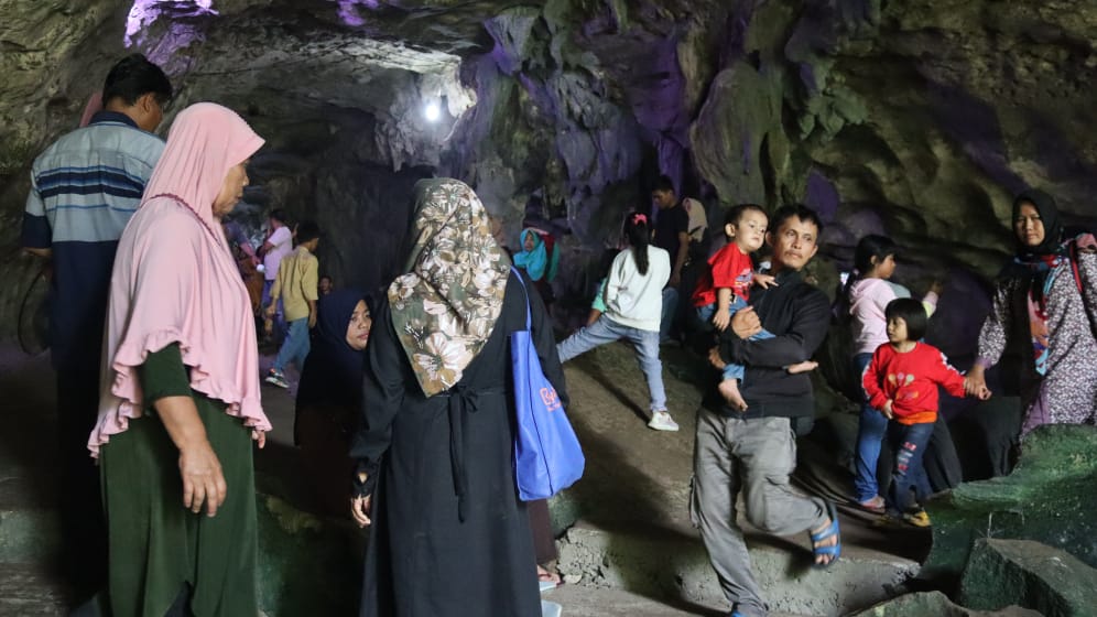 Wisatawan yang berkunjung ke obyek wsiata Gua Putri Desa padang Bindu Kecamamatan SemIdang Aji Kabupaten OKU di tahun baru 2023 tembus diatas 1.230 orang. Kanalberita.id / Apriansyah