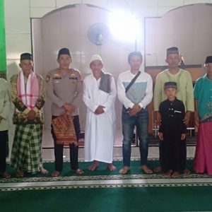 Wakapolsek Lengkiti Ipda Antoni Malau dan Aiptu Irwan Heriyadi diacara Jumat Curhat di Masjid Darul Iman Desa Way Heling Kecamatan Lengkiti Kabupaten OKU, Jumat (20/1/2023). Foto Kanalberita.id / Apriansyah