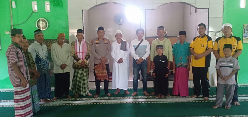 Wakapolsek Lengkiti Ipda Antoni Malau dan Aiptu Irwan Heriyadi diacara Jumat Curhat di Masjid Darul Iman Desa Way Heling Kecamatan Lengkiti Kabupaten OKU, Jumat (20/1/2023). Foto Kanalberita.id / Apriansyah