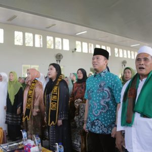 PJ Bupati OKU H. Teddy Meilwansyah SSTP MM MPd bersama Hj Samantha Tivani Herman Deru BBus MIB hadiri Pengajian Akbar dan Silaturahmi Muslimat NU Kabupaten OKU yang dipusatkan di Gedung Serba guna Islamic Centre Baturaja. Kanalberita.id / Apriansyah