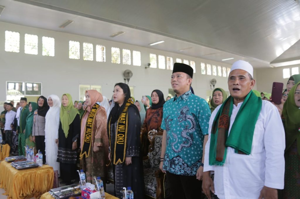 PJ Bupati OKU H. Teddy Meilwansyah SSTP MM MPd bersama Hj Samantha Tivani Herman Deru BBus MIB hadiri Pengajian Akbar dan Silaturahmi Muslimat NU Kabupaten OKU yang dipusatkan di Gedung Serba guna Islamic Centre Baturaja. Kanalberita.id / Apriansyah