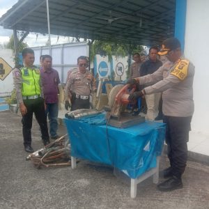 Kapolres OKU Polda Sumsel AKBP Danu Agus Purnomo SIK MH didampingi PJU Polres melakukan pemusnahan 200 kanlpot brong. Foto Kanalberita.id / Apriansyah