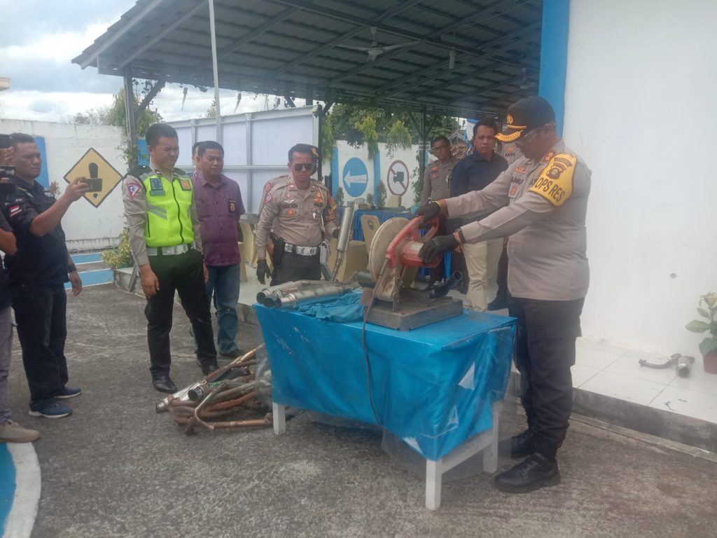 Kapolres OKU Polda Sumsel AKBP Danu Agus Purnomo SIK MH didampingi PJU Polres melakukan pemusnahan 200 kanlpot brong. Foto Kanalberita.id / Apriansyah