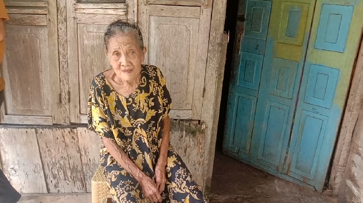 Rohaya (77) isteri Selamat (22), pasangan menikah yang terpaut usia 55 tahun ini tetap bahagia dalam meski kondisi ekonomi sulit. Kanalberita.id / Apriansyah.