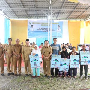 PJ Bupati OKU memberikan bantuan Program Bedah Rumah Tidak Layak Huni dan bantuan anak sekolah pada Musrenbang Kecamatan Semidang Aji. Foto dokumen Humas OKU