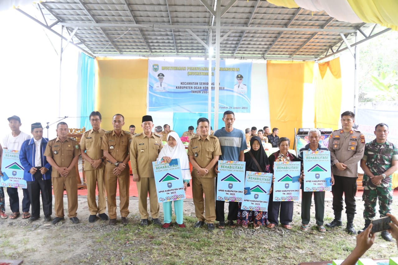 PJ Bupati OKU memberikan bantuan Program Bedah Rumah Tidak Layak Huni dan bantuan anak sekolah pada Musrenbang Kecamatan Semidang Aji. Foto dokumen Humas OKU