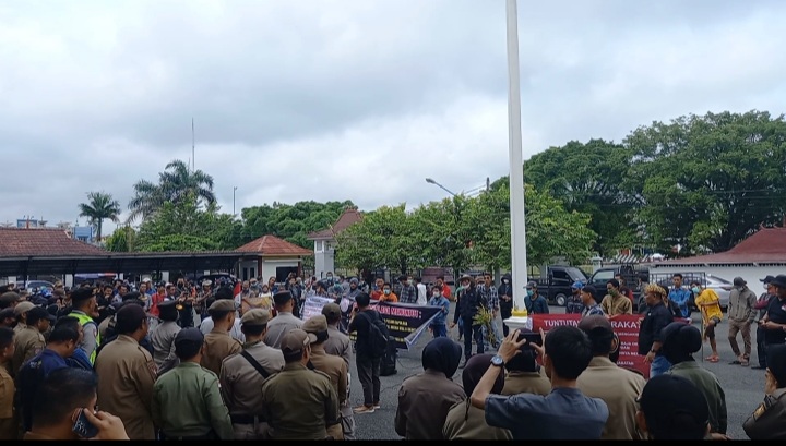 Polres OKU Polda Sumsel, menerjunkan personel dari berbagai satuan bersama TNI dan Pol PPP dalam mengamankan Aksi damai SSB 