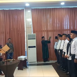 Ketua KPU OKU Naning Wijaya ST melantik secara resmi Sekretariat PPK se kabupaten OKU di Hotel BIL Baturaja. Foto Kanalberita.id/ Apriansyah