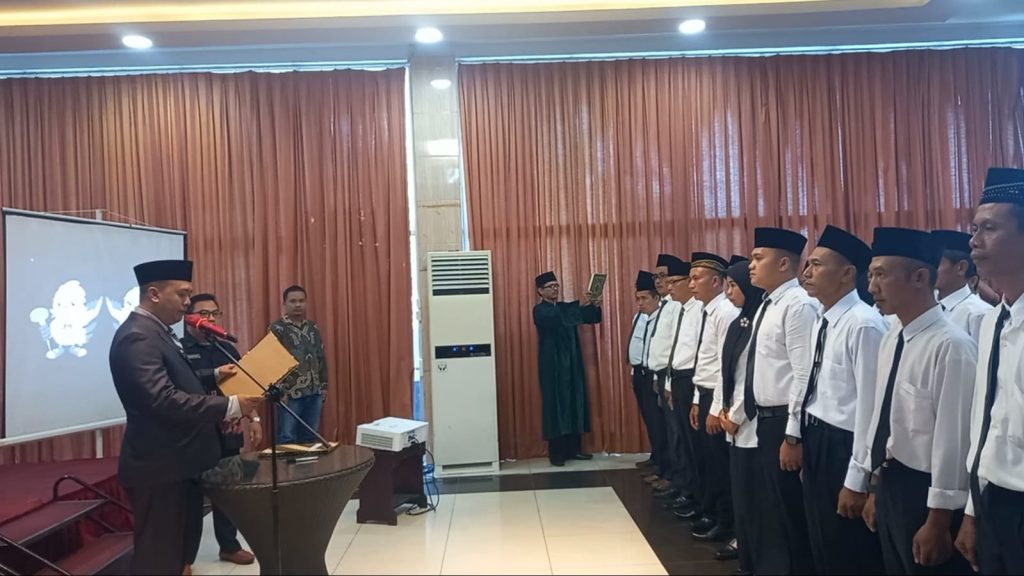 Ketua KPU OKU Naning Wijaya ST melantik secara resmi Sekretariat PPK se kabupaten OKU di Hotel BIL Baturaja. Foto Kanalberita.id/ Apriansyah