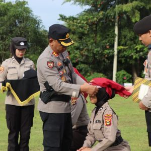 Kapolres OKU Polda Sumsel AKBP Arif Harsono SIK MH memasangkan slayer kepada 22 anggota pada acara penyambutan Bintara Remaja (Baja) yang akan bertugas di Polres OKU. Foto dokumen Humas Polres OKU